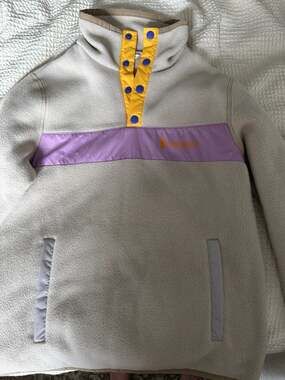 Cotopaxi Women's Teca Fleece Pullover in Sugar Cookie / Purple